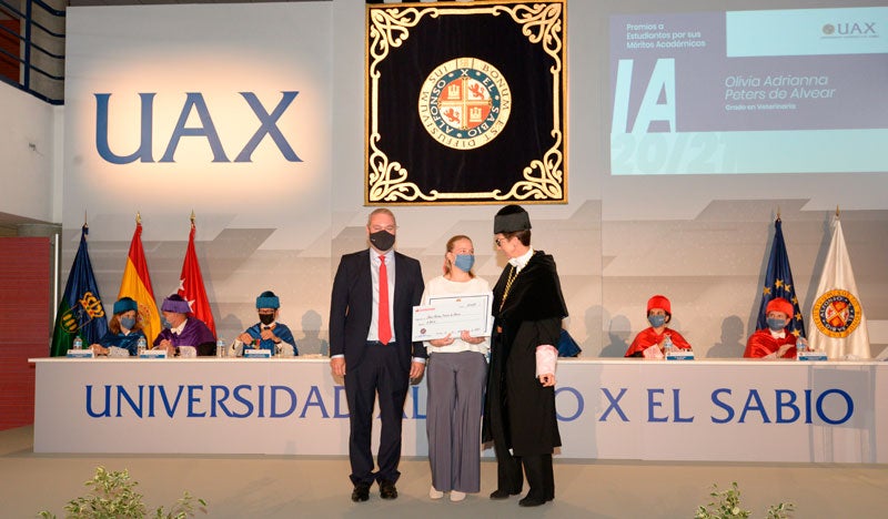 estudiante premiada y rectora uax