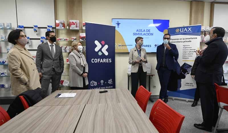 asistentes a la inauguracion de la nueva aula de simulacion de farmacia de uax