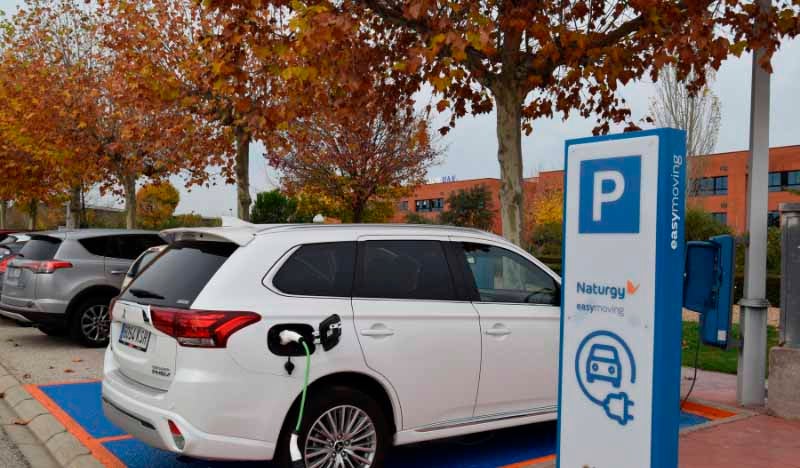 punto de recarga de coches electricos en uax de naturgy