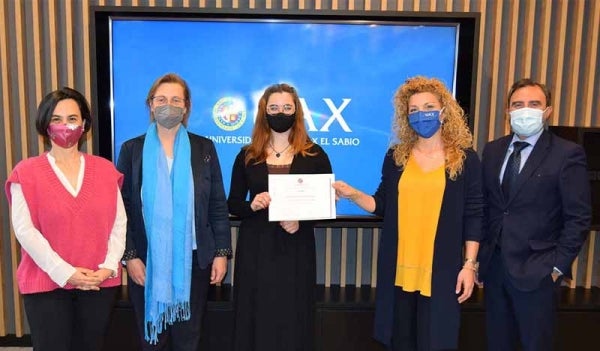ganadora certamen literario uax de 2021 recibe su premio