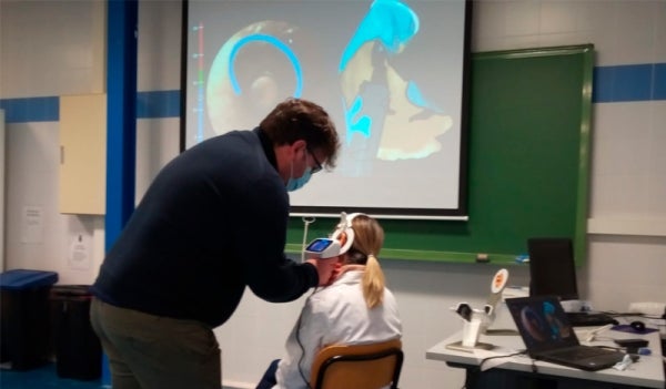 estudiantes uax digitalizan oido con moldes protesicos